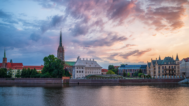 Fotografia architektury przedstawia uroczyw schód słońca we wrocławiu