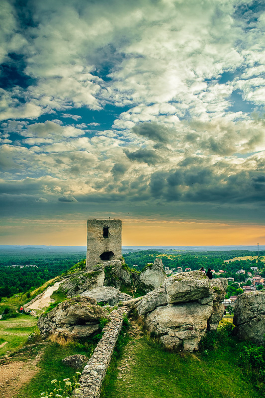 Fotografia przedstawia ruiny zamku w olsztynie o złotej godzinie